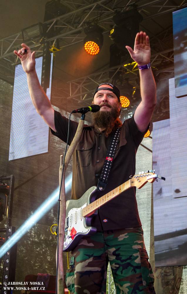 Divokej Bill v Praze: Žlutými lázněmi se prohnala vlna Tsunami 