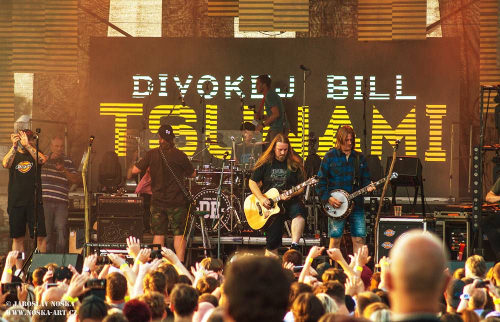 Divokej Bill v Praze: Žlutými lázněmi se prohnala vlna Tsunami 