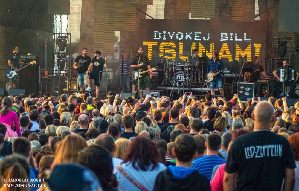 Divokej Bill v Praze: Žlutými lázněmi se prohnala vlna Tsunami 