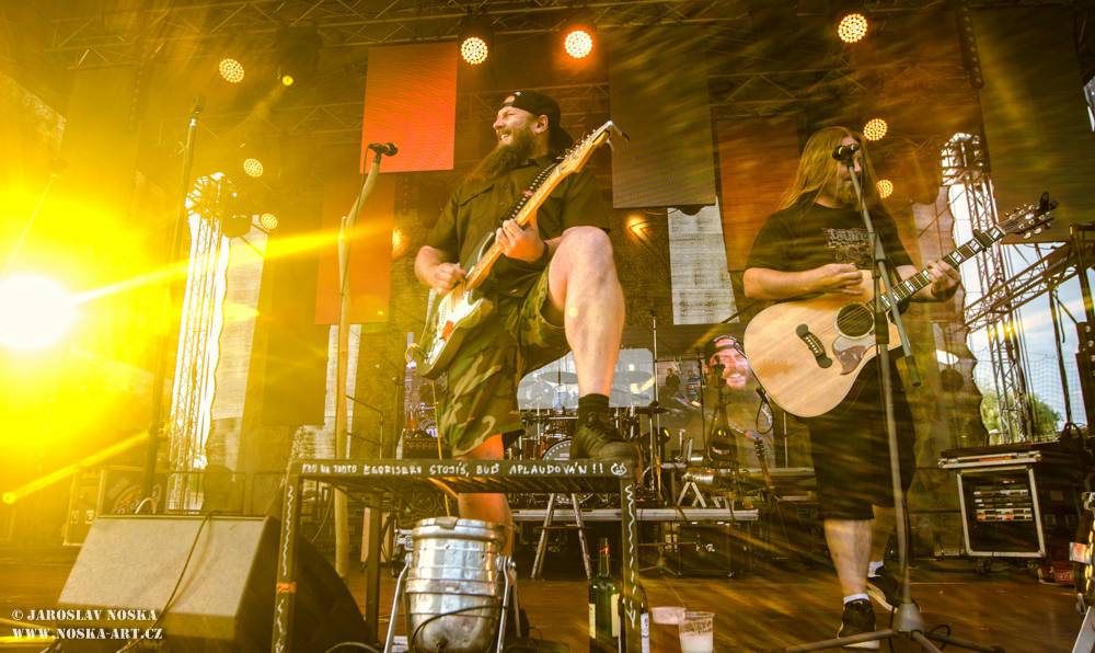 Divokej Bill v Praze: Žlutými lázněmi se prohnala vlna Tsunami 