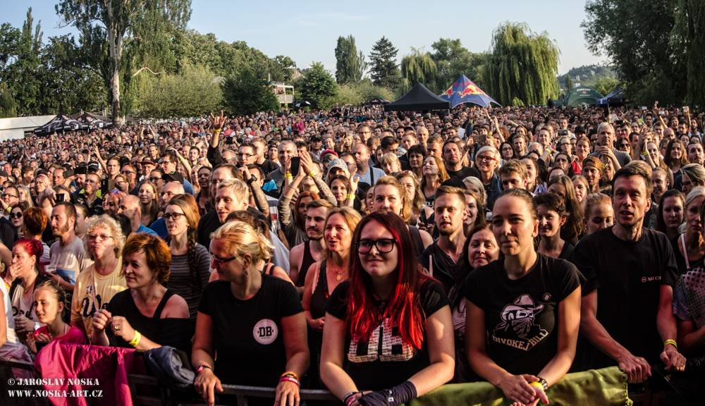 Divokej Bill v Praze: Žlutými lázněmi se prohnala vlna Tsunami 