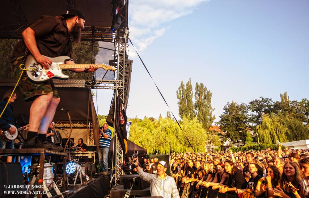 Divokej Bill v Praze: Žlutými lázněmi se prohnala vlna Tsunami 