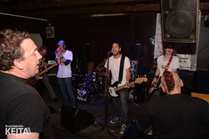 Za koule punk fest hostil v Modré Vopici SPS, The Fialky, Punk Floid i Houbu