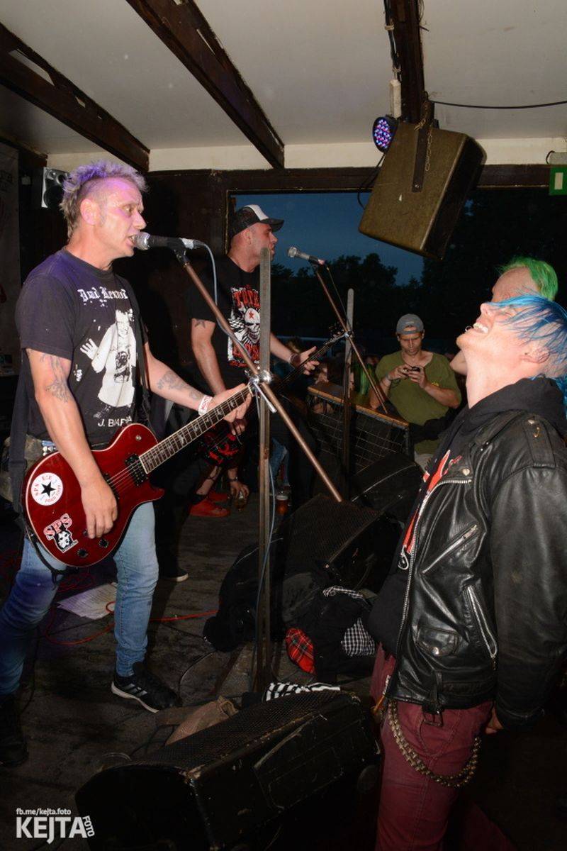 Za koule punk fest hostil v Modré Vopici SPS, The Fialky, Punk Floid i Houbu