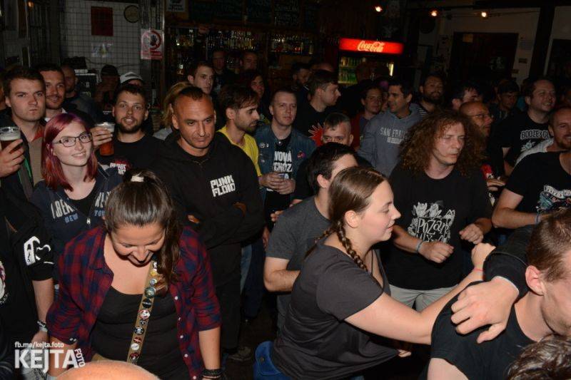 Za koule punk fest hostil v Modré Vopici SPS, The Fialky, Punk Floid i Houbu