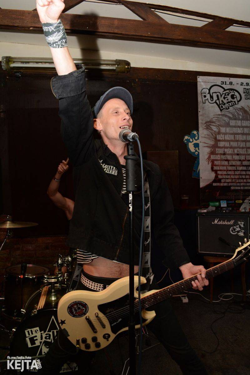 Za koule punk fest hostil v Modré Vopici SPS, The Fialky, Punk Floid i Houbu