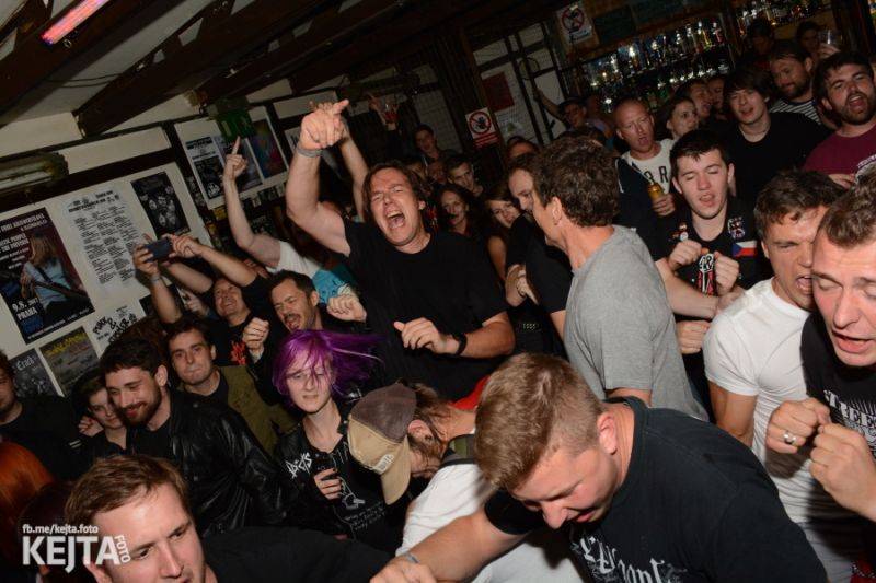 Za koule punk fest hostil v Modré Vopici SPS, The Fialky, Punk Floid i Houbu