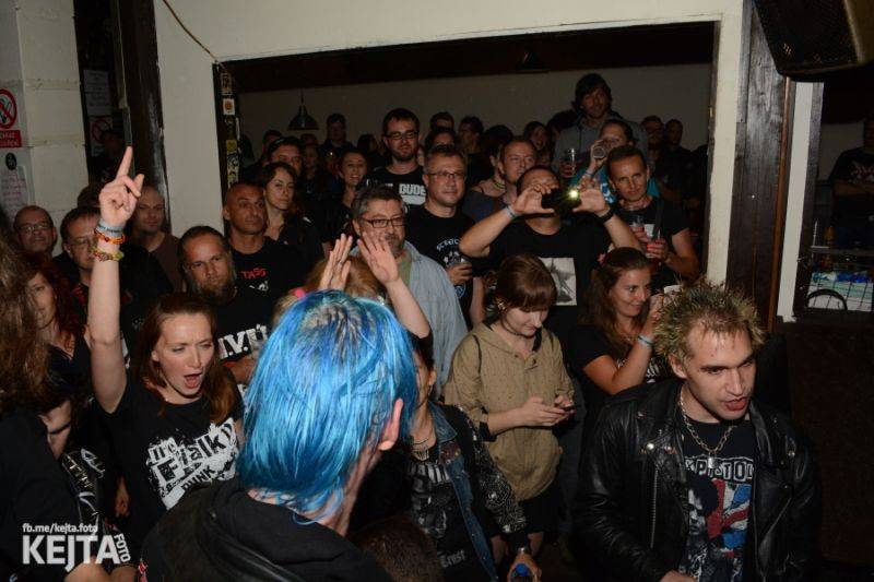 Za koule punk fest hostil v Modré Vopici SPS, The Fialky, Punk Floid i Houbu