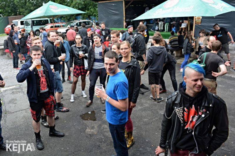 Za koule punk fest hostil v Modré Vopici SPS, The Fialky, Punk Floid i Houbu
