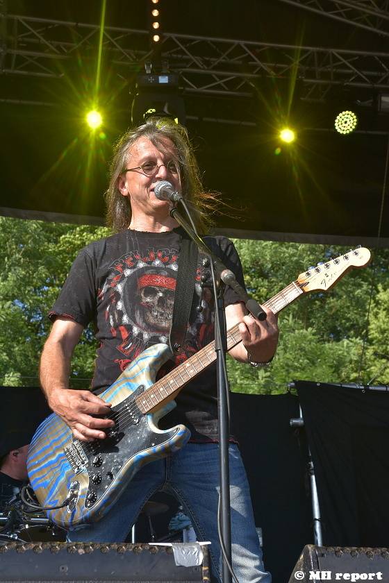 Pekelný ostrov Holýšov: V první den došlo na žádost o ruku, vystoupili David Koller, Harlej nebo Alkehol