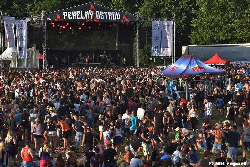 Pekelný ostrov Holýšov: V první den došlo na žádost o ruku, vystoupili David Koller, Harlej nebo Alkehol