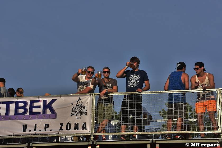 Pekelný ostrov Holýšov: V první den došlo na žádost o ruku, vystoupili David Koller, Harlej nebo Alkehol