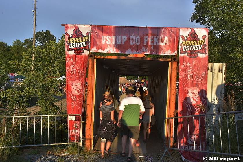 Pekelný ostrov Holýšov: V první den došlo na žádost o ruku, vystoupili David Koller, Harlej nebo Alkehol