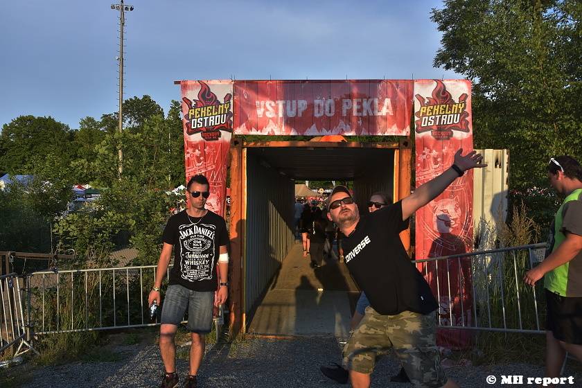 Pekelný ostrov Holýšov: V první den došlo na žádost o ruku, vystoupili David Koller, Harlej nebo Alkehol