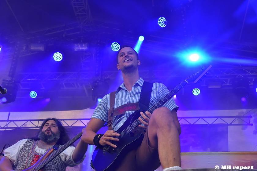 Pekelný ostrov Holýšov: V první den došlo na žádost o ruku, vystoupili David Koller, Harlej nebo Alkehol