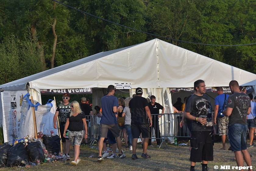 Pekelný ostrov Holýšov: V první den došlo na žádost o ruku, vystoupili David Koller, Harlej nebo Alkehol