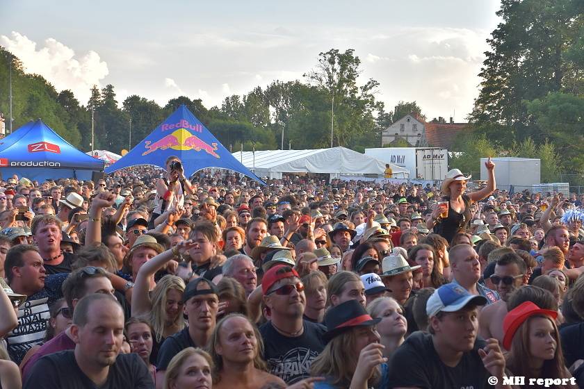 Pekelný ostrov Holýšov: V první den došlo na žádost o ruku, vystoupili David Koller, Harlej nebo Alkehol