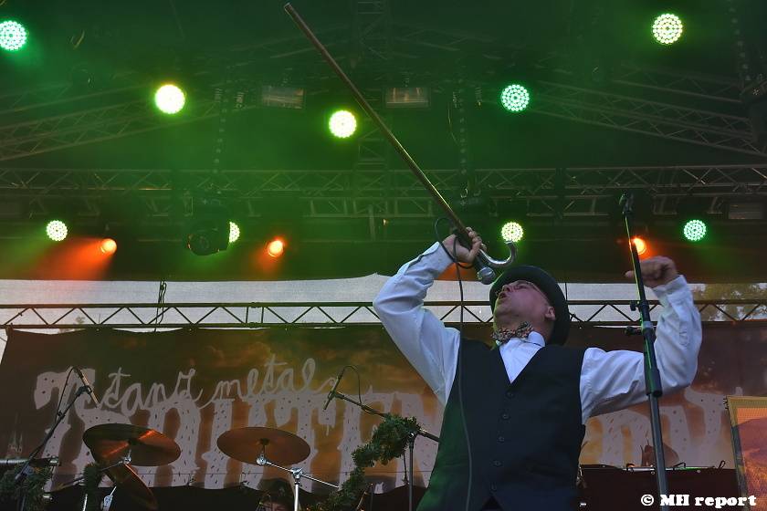 Pekelný ostrov Holýšov: V první den došlo na žádost o ruku, vystoupili David Koller, Harlej nebo Alkehol