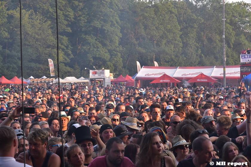 Pekelný ostrov Holýšov: V první den došlo na žádost o ruku, vystoupili David Koller, Harlej nebo Alkehol