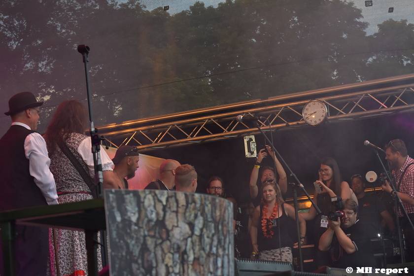 Pekelný ostrov Holýšov: V první den došlo na žádost o ruku, vystoupili David Koller, Harlej nebo Alkehol