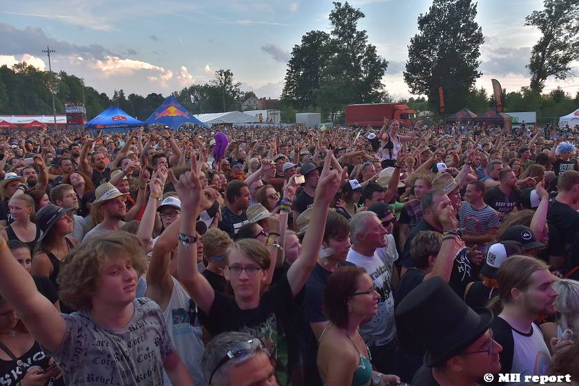 Pekelný ostrov Holýšov: V první den došlo na žádost o ruku, vystoupili David Koller, Harlej nebo Alkehol