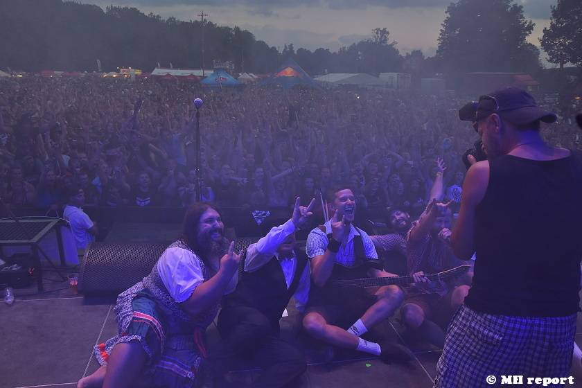 Pekelný ostrov Holýšov: V první den došlo na žádost o ruku, vystoupili David Koller, Harlej nebo Alkehol