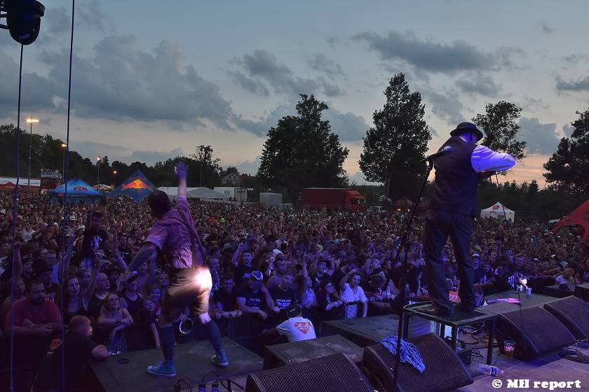 Pekelný ostrov Holýšov: V první den došlo na žádost o ruku, vystoupili David Koller, Harlej nebo Alkehol
