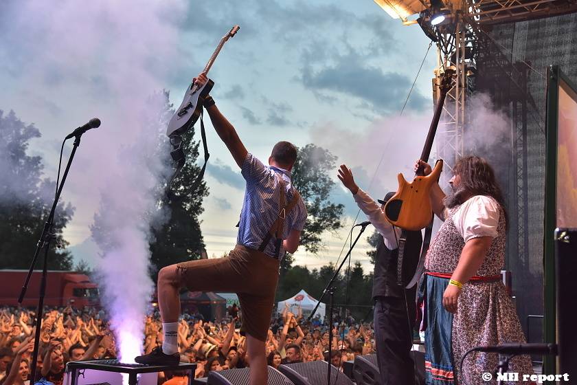 Pekelný ostrov Holýšov: V první den došlo na žádost o ruku, vystoupili David Koller, Harlej nebo Alkehol