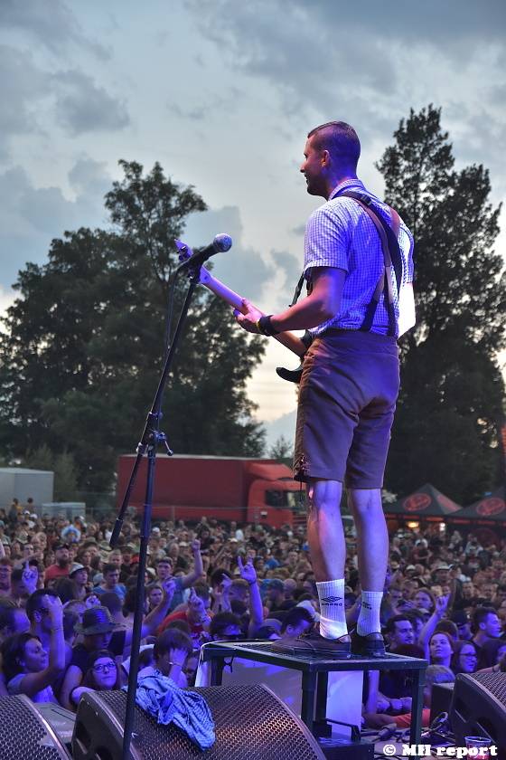 Pekelný ostrov Holýšov: V první den došlo na žádost o ruku, vystoupili David Koller, Harlej nebo Alkehol