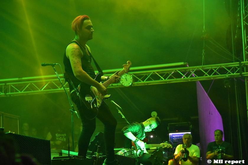 Pekelný ostrov Holýšov: V první den došlo na žádost o ruku, vystoupili David Koller, Harlej nebo Alkehol