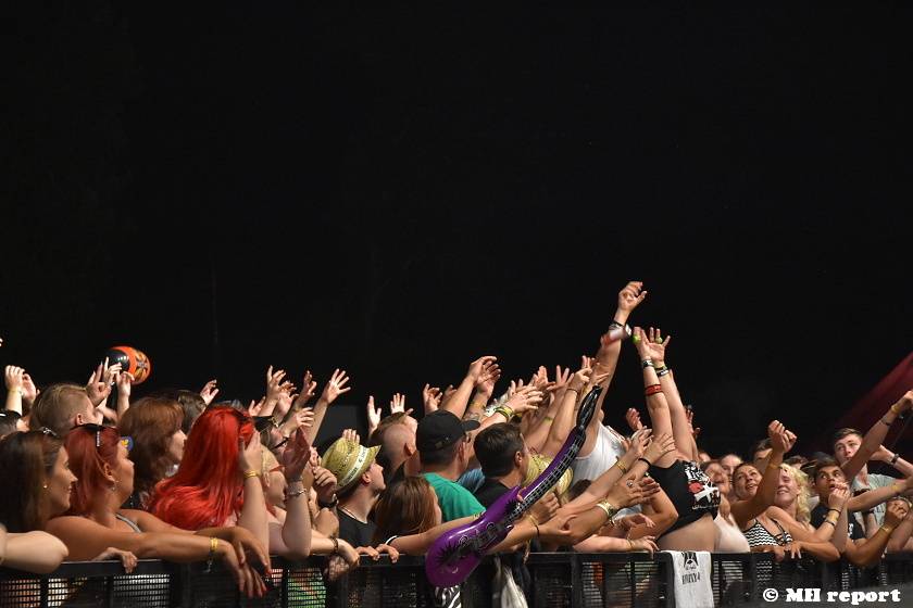 Pekelný ostrov Holýšov: V první den došlo na žádost o ruku, vystoupili David Koller, Harlej nebo Alkehol