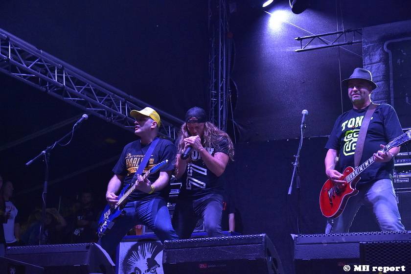 Pekelný ostrov Holýšov: V první den došlo na žádost o ruku, vystoupili David Koller, Harlej nebo Alkehol