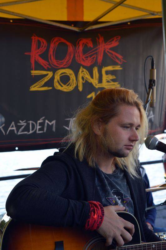 Letňák s RockZone zakotvil na Střeleckém ostrově, zahráli Ovoce nebo The Switch