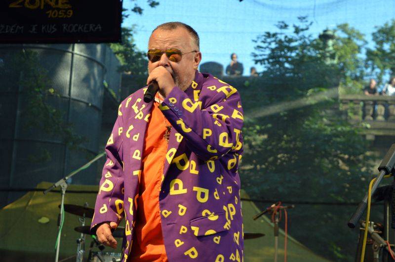 Letňák s RockZone zakotvil na Střeleckém ostrově, zahráli Ovoce nebo The Switch