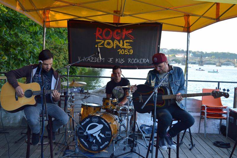 Letňák s RockZone zakotvil na Střeleckém ostrově, zahráli Ovoce nebo The Switch