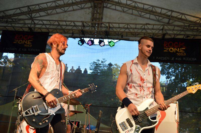 Letňák s RockZone zakotvil na Střeleckém ostrově, zahráli Ovoce nebo The Switch