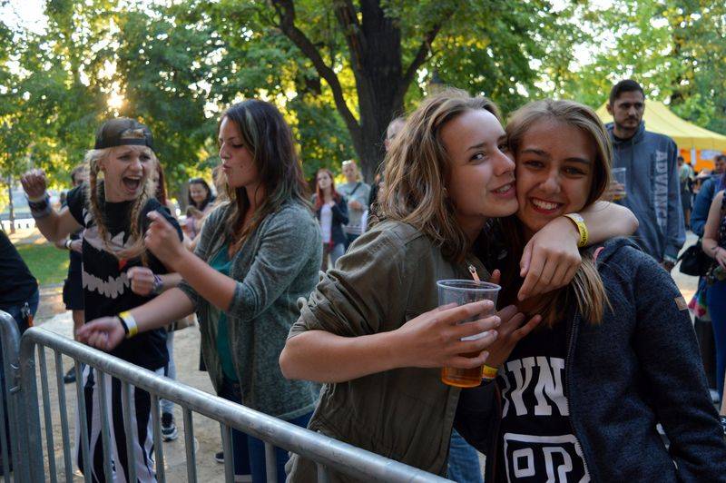 Letňák s RockZone zakotvil na Střeleckém ostrově, zahráli Ovoce nebo The Switch