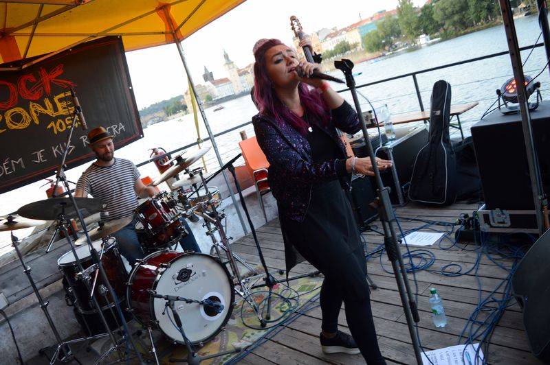 Letňák s RockZone zakotvil na Střeleckém ostrově, zahráli Ovoce nebo The Switch