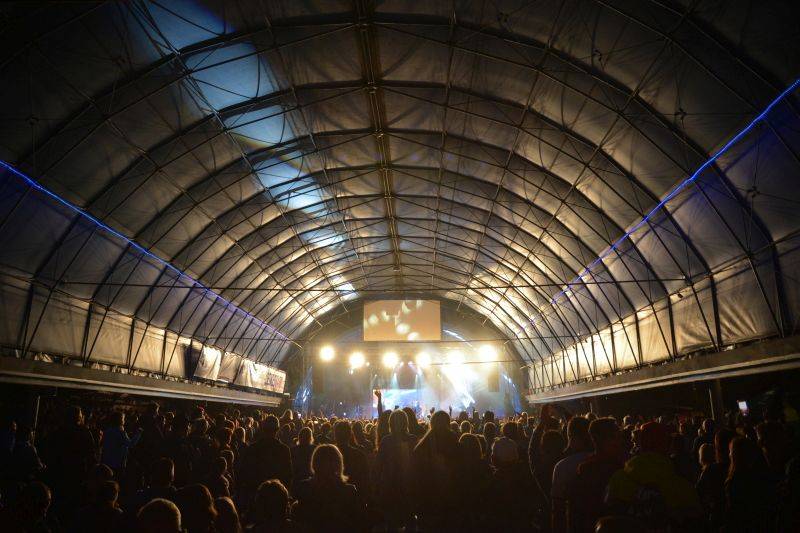 Divokej Bill dorazil na vlně Tsunami do Výravy