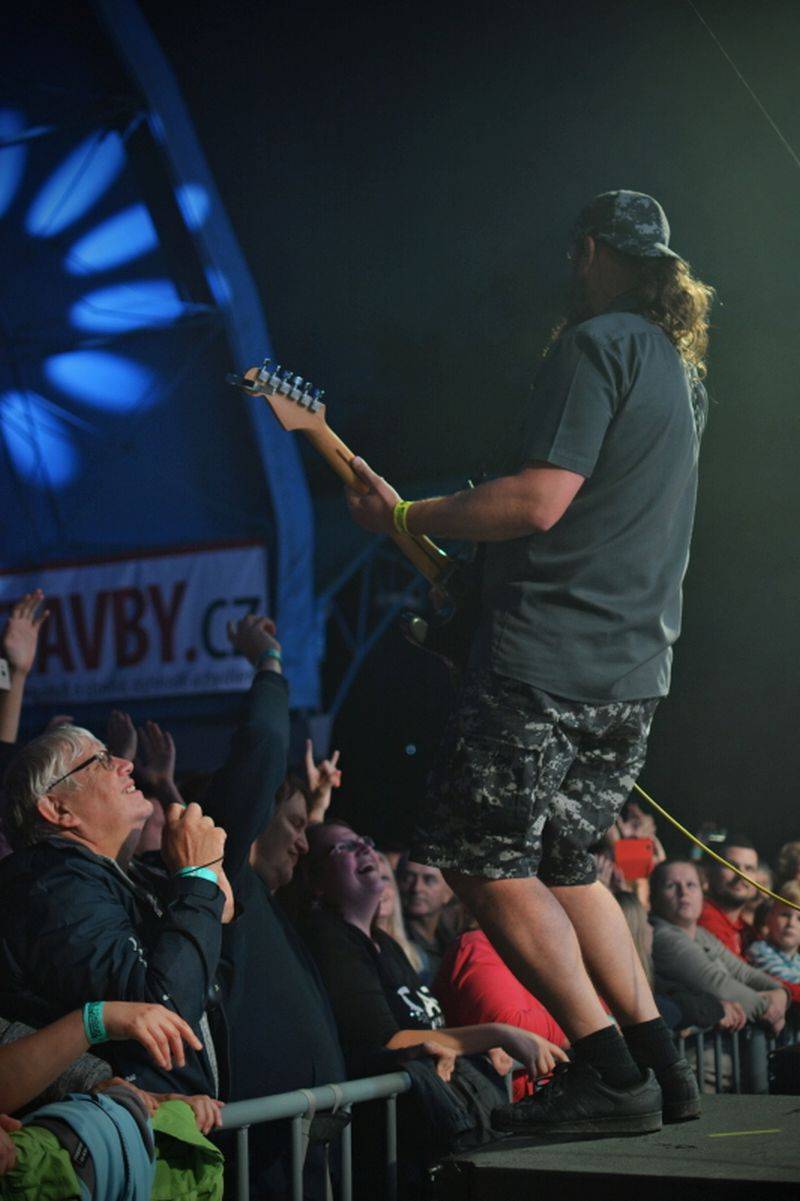 Divokej Bill dorazil na vlně Tsunami do Výravy