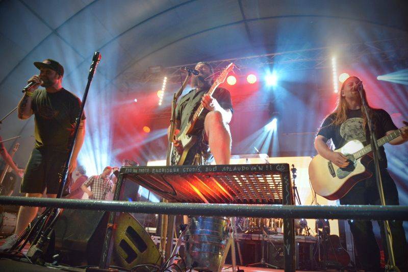 Divokej Bill dorazil na vlně Tsunami do Výravy