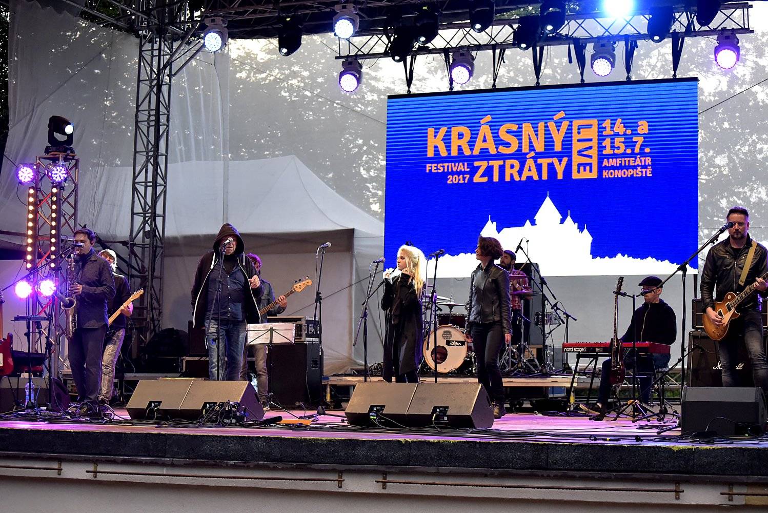 Festival Krásný ztráty se druhý den potýkal s počasím, na pódiu se střídali Visací zámek nebo Kamil Střihavka