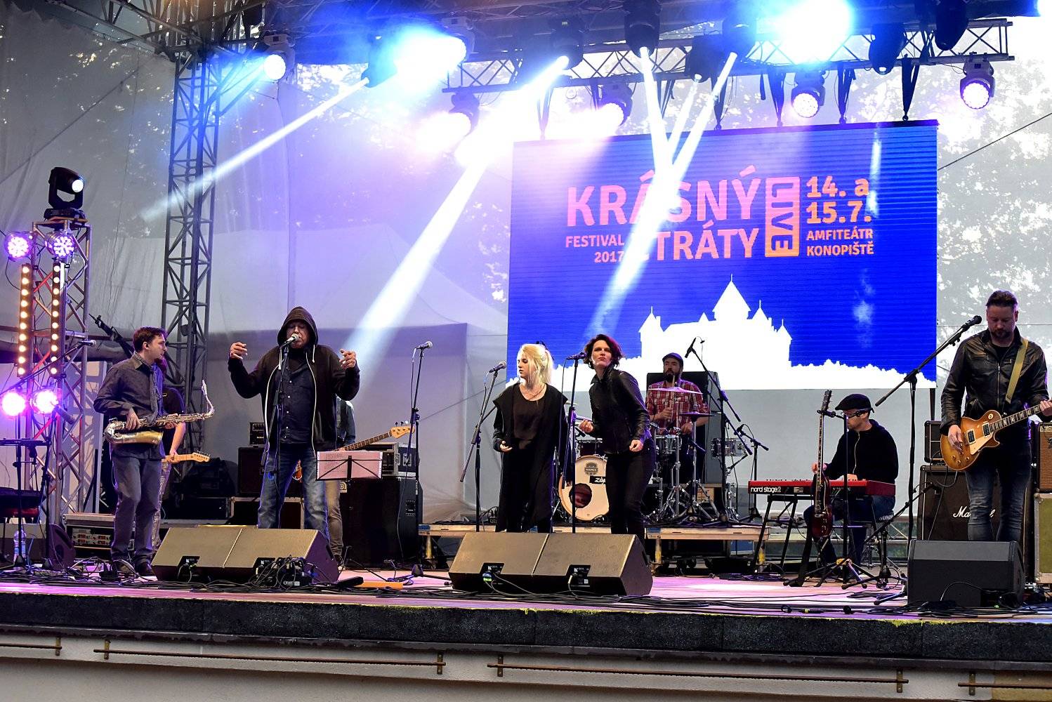 Festival Krásný ztráty se druhý den potýkal s počasím, na pódiu se střídali Visací zámek nebo Kamil Střihavka