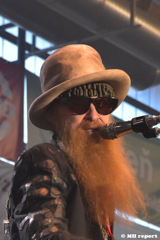 ZZ Top v Plzni: Legendární vousáči naplnili zimní stadion 