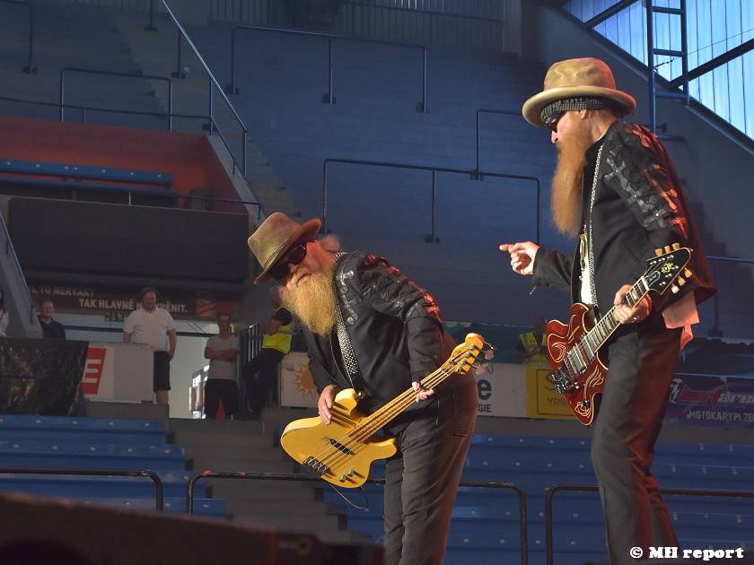 ZZ Top v Plzni: Legendární vousáči naplnili zimní stadion 