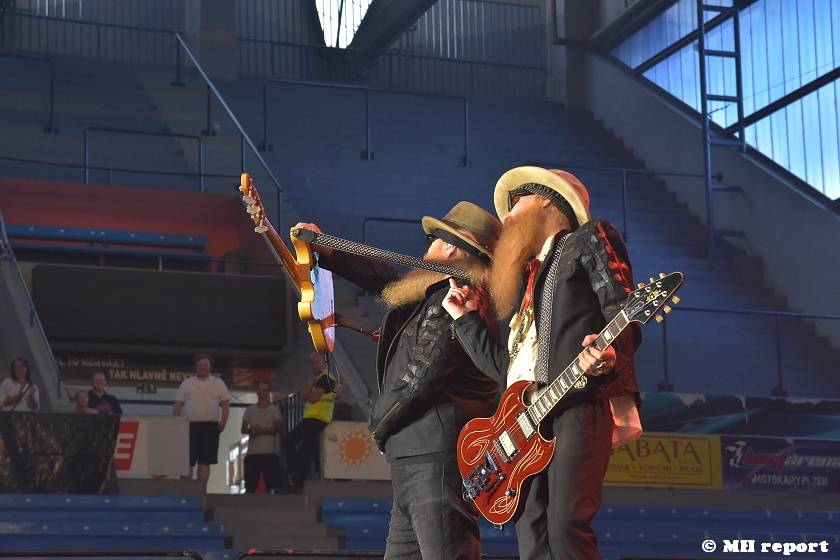 ZZ Top v Plzni: Legendární vousáči naplnili zimní stadion 