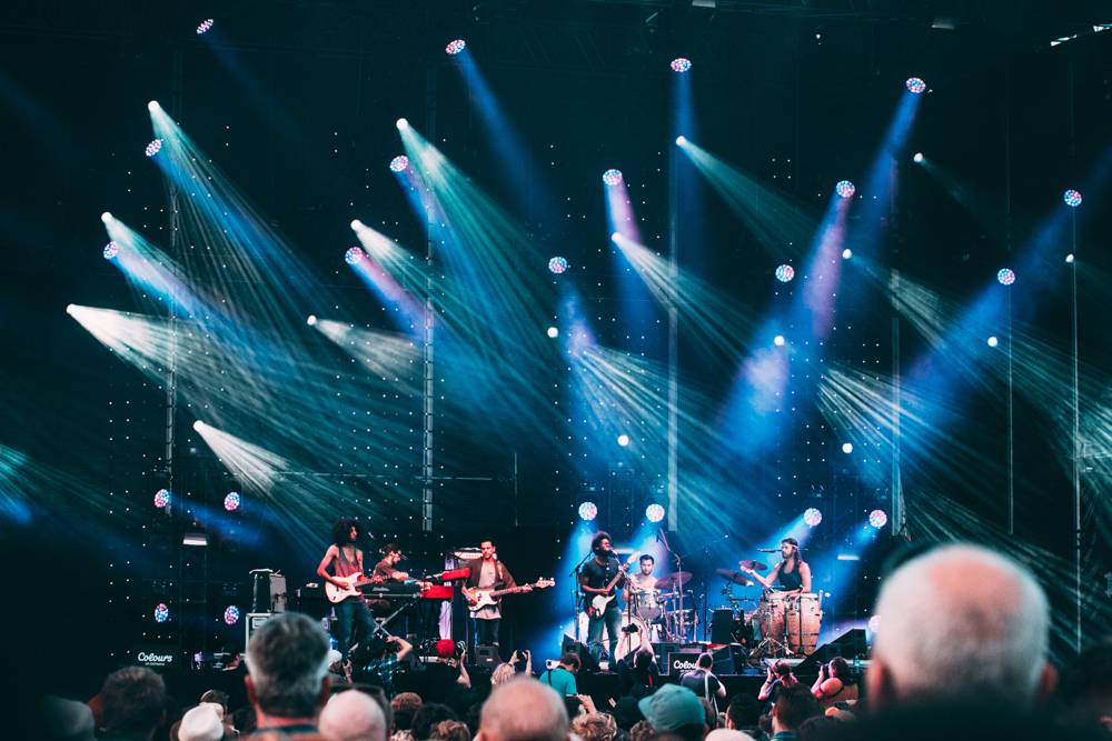 Druhý den Colours: Skvělá LP, legendární Norah Jones a impozantní Faada Freddy