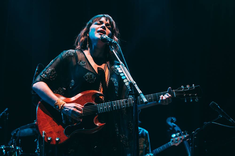 Druhý den Colours: Skvělá LP, legendární Norah Jones a impozantní Faada Freddy