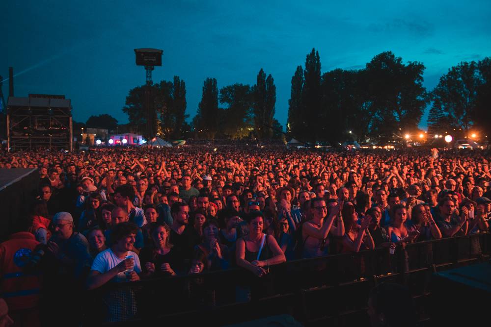 Druhý den Colours: Skvělá LP, legendární Norah Jones a impozantní Faada Freddy