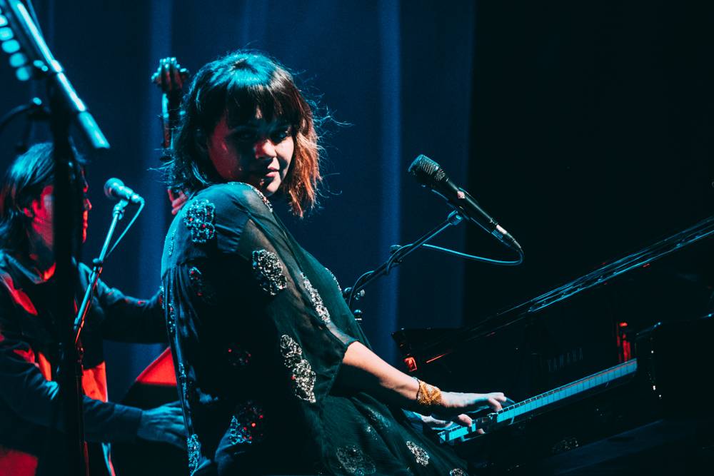 Druhý den Colours: Skvělá LP, legendární Norah Jones a impozantní Faada Freddy